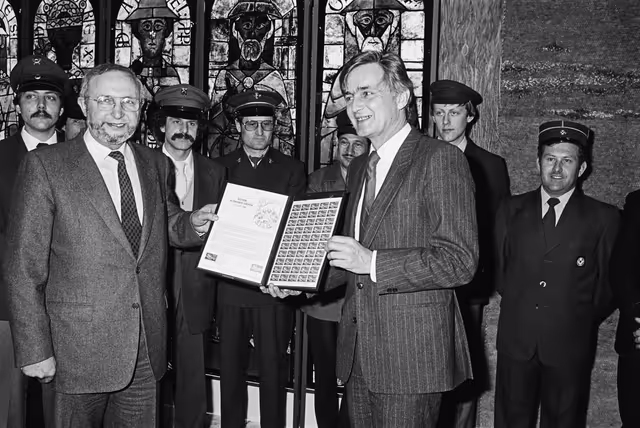 Fotografija 27: Pieter DANKERT - EP President meets with French Minister Louis MEXANDEAU at the European Parliament in Strasbourg in March 1984.