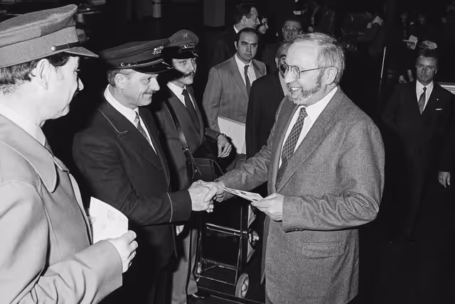 Fotografija 40: Visit of French Minister Louis MEXANDEAU at the European Parliament in Strasbourg in March 1984