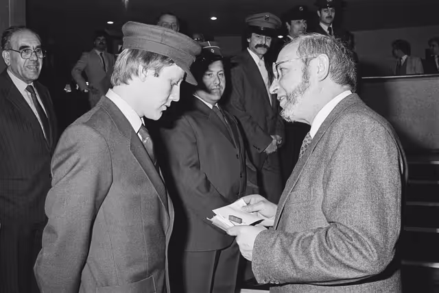 Fotografija 43: Visit of French Minister Louis MEXANDEAU at the European Parliament in Strasbourg in March 1984