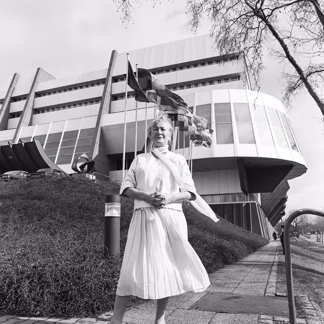 Fotografija 19: MEP Winifred M. EWING in front of the European Parliament of Strasbourg in March 1984.