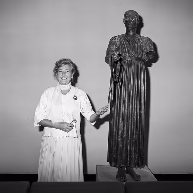 Fotografija 20: MEP Winifred M. EWING in front of the European Parliament of Strasbourg in March 1984.