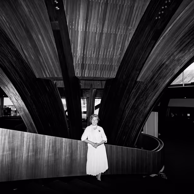 Fotografija 18: MEP Winifred M. EWING in front of the European Parliament of Strasbourg in March 1984.