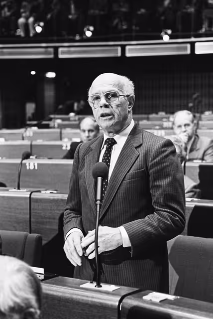 Снимка 47: MEP Isidor FRUH during a session in Strasbourg in March 1984.