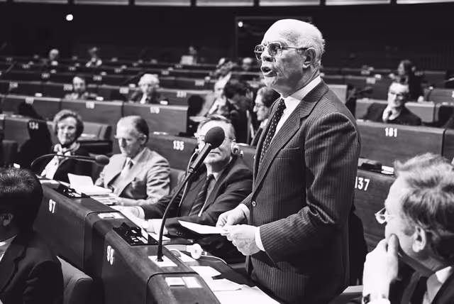Снимка 48: MEP Isidor FRUH during a session in Strasbourg in March 1984.