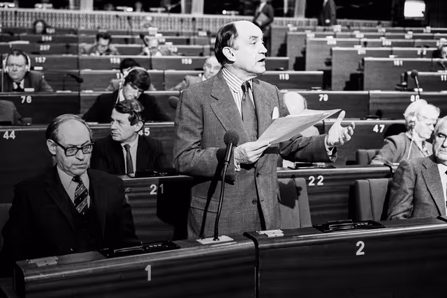 Снимка 12: French Minister of Foreign Affairs Claude CHEYSSON during a session in Strasbourg in March 1984.