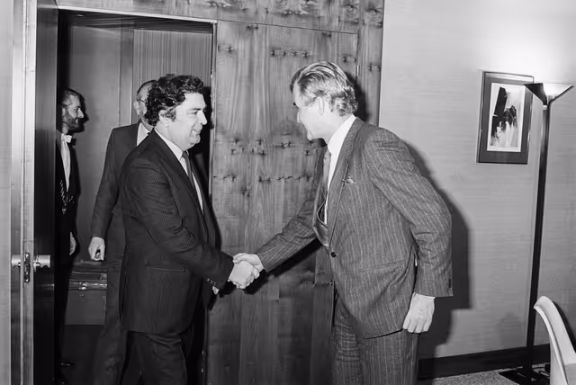 Fotografija 34: Pieter DANKERT - EP President meets with John HUME at the European Parliament in Strasbourg in March 1984.