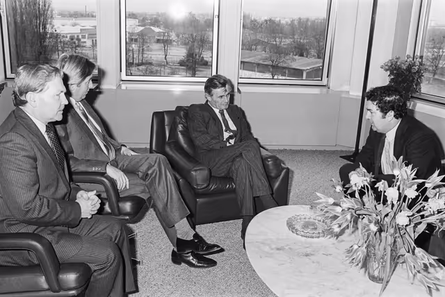 Fotografija 36: Pieter DANKERT - EP President meets with John HUME at the European Parliament in Strasbourg in March 1984.