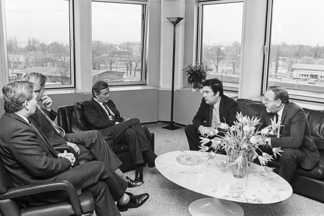 Fotografija 35: Pieter DANKERT - EP President meets with John HUME at the European Parliament in Strasbourg in March 1984.