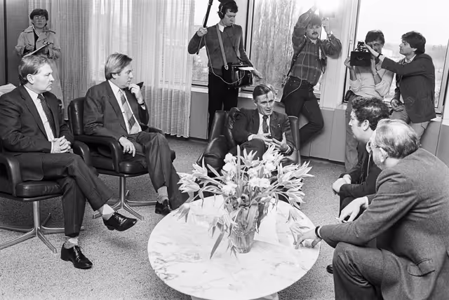 Fotografija 30: Pieter DANKERT - EP President meets with guests at the European Parliament in Strasbourg in March 1984.