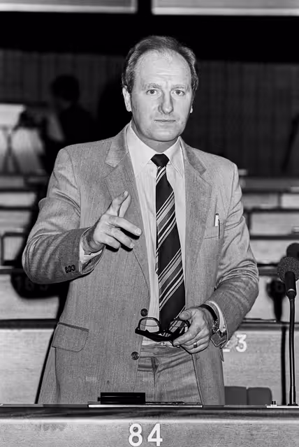 Снимка 43: MEP Gordon J. ADAM during a session in Strasbourg in March 1984.