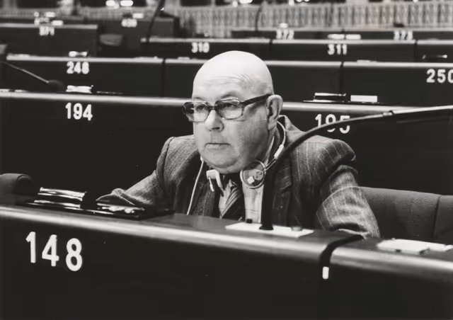 Fotografie 44: Corentin CALVEZ attends a plenary session in March 1984