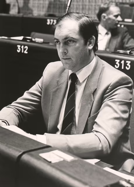 Fotografie 35: Charles GOERENS attends a plenary session in March 1984