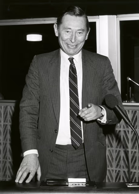Fotografie 8: Alan R. TYRRELL speaks in plenary session in March 1984