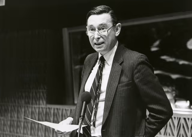 Fotografie 9: Alan R. TYRRELL speaks in plenary session in March 1984