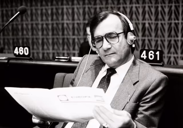 Fotografie 27: Axel N. ZARGES attends a plenary session in March 1984