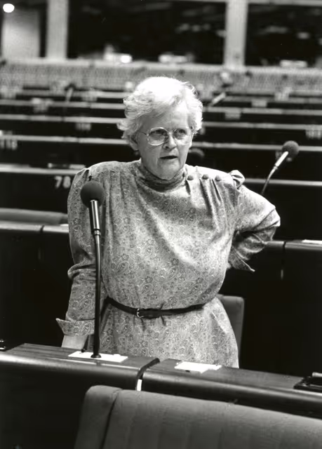 Fotografie 32: Bodil BOSERUP speaks in plenary session in April 1984