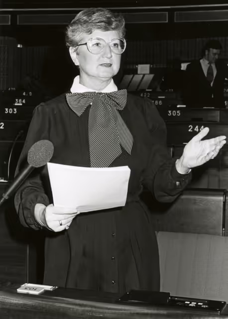 Fotografie 29: Beata BROOKES speaks in plenary session in April 1984