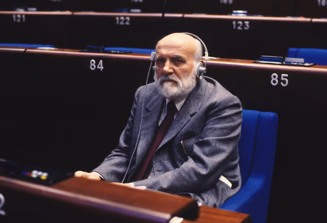 Fotografie 16: Altiero SPINELLI presents his report on the Treaty project creating the European Union in April 1984