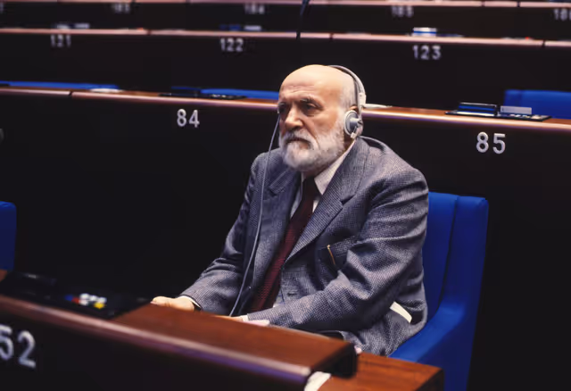 Fotografie 15: Altiero SPINELLI presents his report on the Treaty project creating the European Union in April 1984