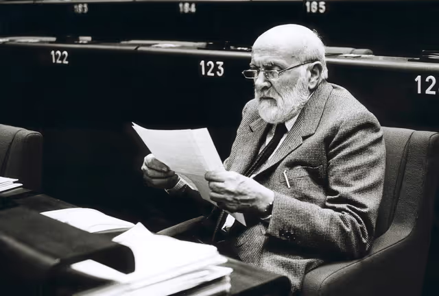 Fotografie 14: Altiero SPINELLI presents his report on the Treaty project creating the European Union in April 1984