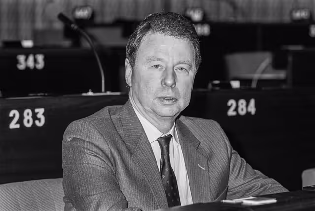 Снимка 7: MEP Pierre LALUMIERE during a session in Strasbourg .