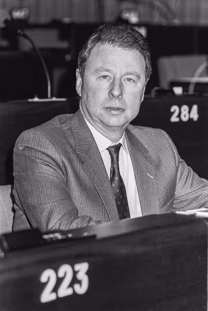 Снимка 6: MEP Pierre LALUMIERE during a session in Strasbourg .