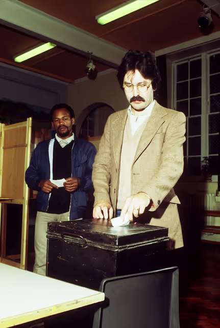 Photo 4 : Polling station for voters of the United Kingdom for the European Assembly Election.