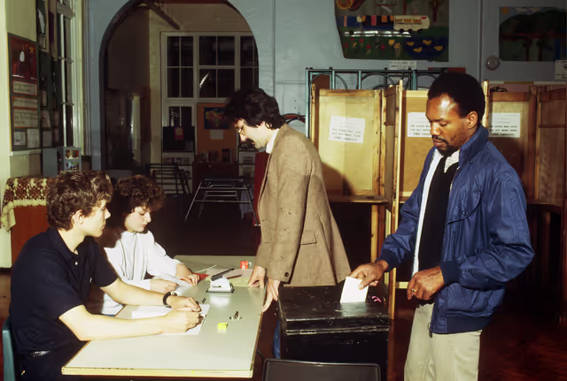 Photo 5 : Polling station for voters of the United Kingdom for the European Assembly Election.