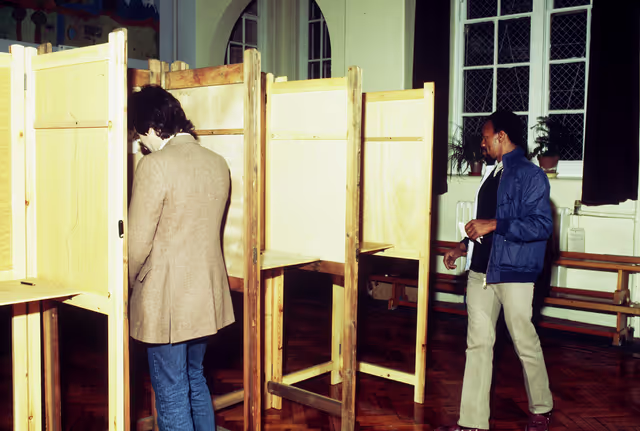 Photo 7 : Polling station for voters of the United Kingdom for the European Assembly Election.