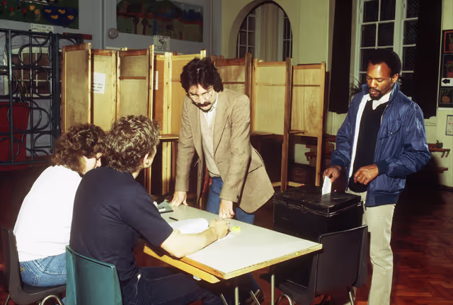 Photo 6 : Polling station for voters of the United Kingdom for the European Assembly Election.