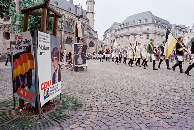 Fotografie 1: Marlene LENZ propaganda posters and polling station in Bonn, Germany for the European elections of June 17, 1984