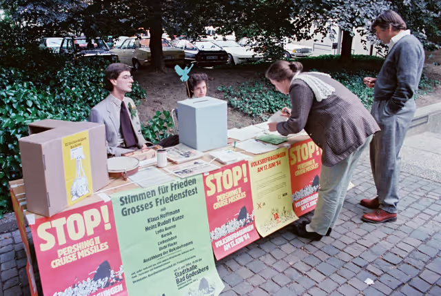 Fotografie 13: Propaganda posters and polling station in Bonn, Germany for the European elections of June 17, 1984