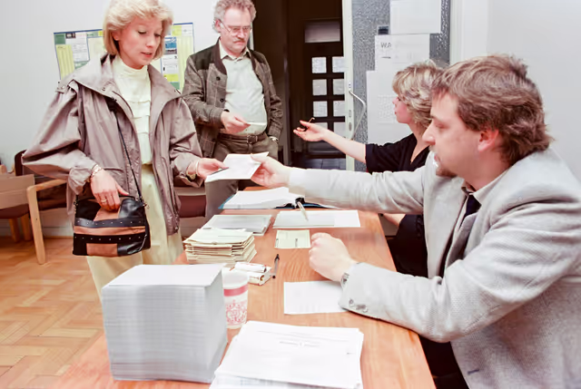 Fotografie 14: Propaganda posters and polling station in Bonn, Germany for the European elections of June 17, 1984
