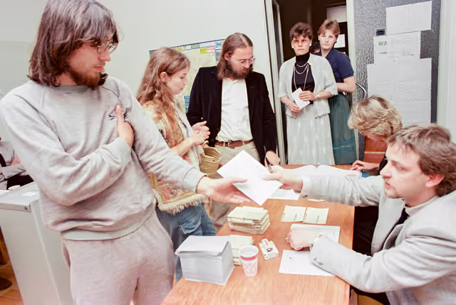 Fotografie 11: Propaganda posters and polling station in Bonn, Germany for the European elections of June 17, 1984
