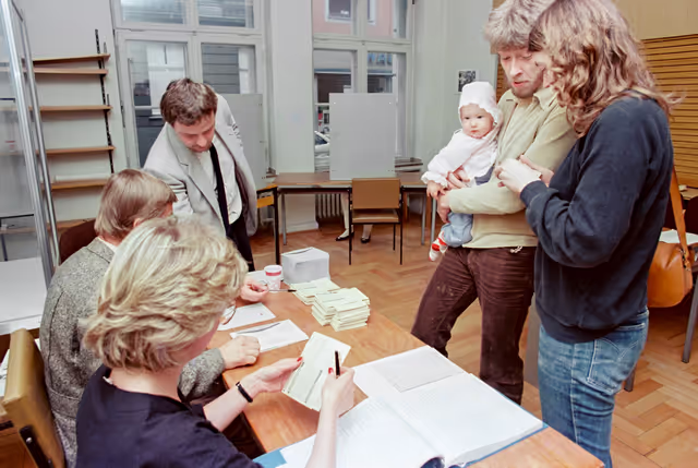 Fotografie 12: Propaganda posters and polling station in Bonn, Germany for the European elections of June 17, 1984