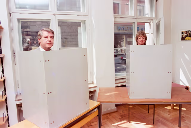 Fotografie 10: Polling station in Bonn, Germany for the European elections of June 17, 1984