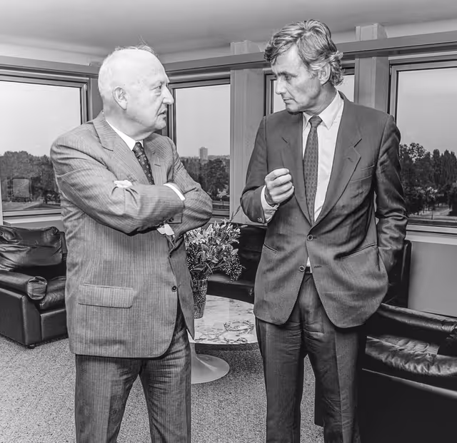 Fotografia 1: Piet DANKERT meets with Pierre PFLIMLIN, the new EP President in Strasbourg.