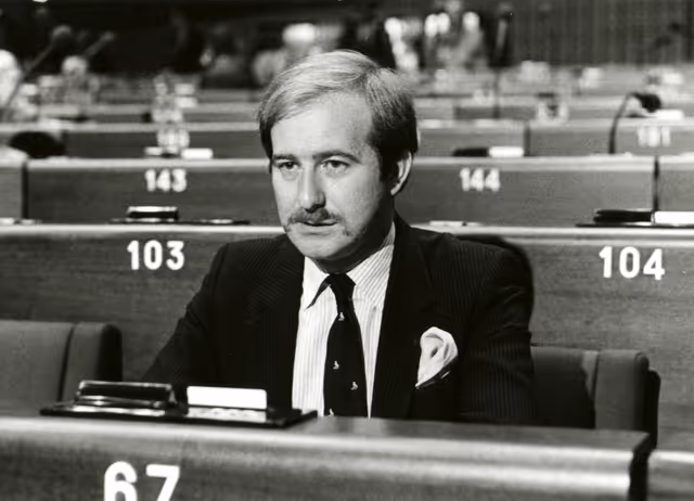 Fotografie 39: Christopher BEAZLEY attends a plenary session in September 1984