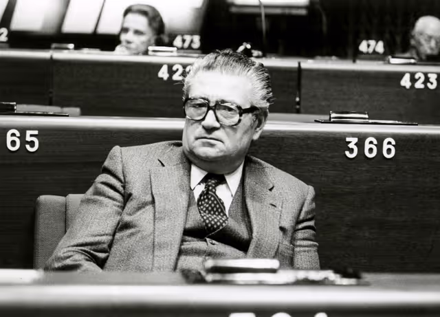 Fotografie 48: Denis BAUDOUIN attends a plenary session in October 1984