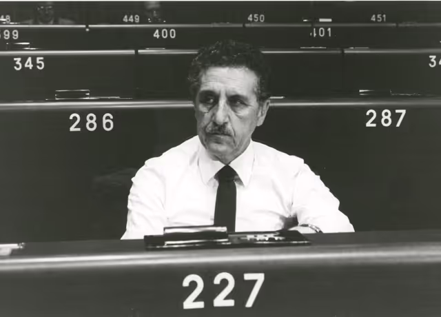 Fotografie 50: Dimitrios EVRIGENIS attends a plenary session in October 1984