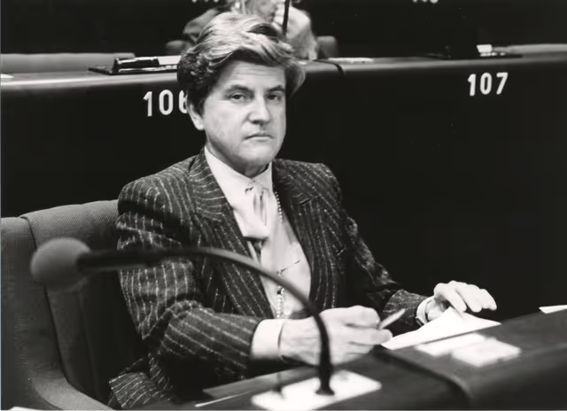 Fotografie 41: Colette FLESCH attends a plenary session in October 1984