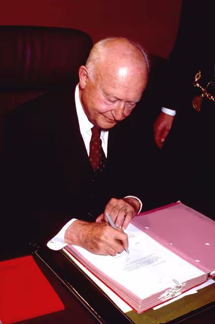 Photo 17: Pierre PFLIMLIN, EP President, signs the 1985 budget in October 1984