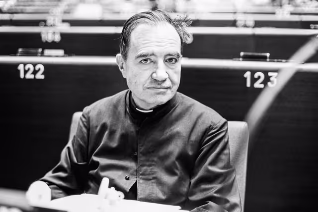 Fotografia 33: MEP Gianni BAGET BOZZO during a session in Strasbourg.