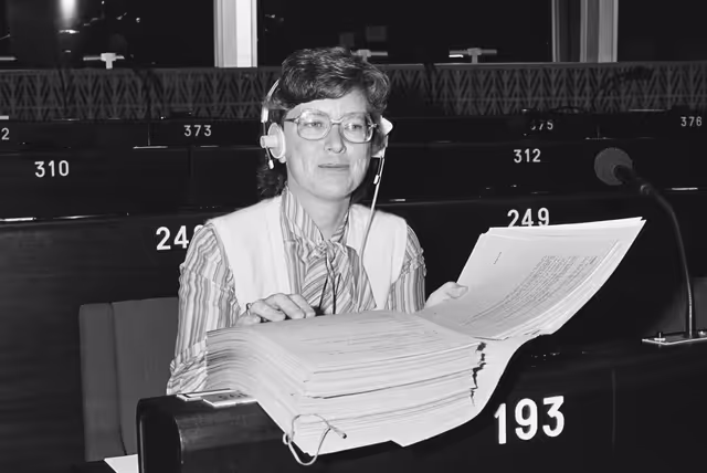 Fotografia 16: MEP Caroline JACKSON with a folder in the hemicycle of Strasbourg.