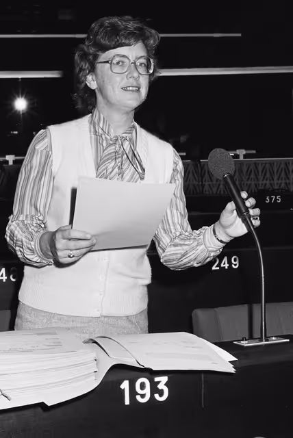 Fotografia 17: MEP Caroline JACKSON with a folder in the hemicycle of Strasbourg.