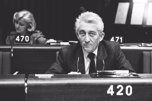 Fotografia 9: MEP  Bernard PONS during a session in Strasbourg.