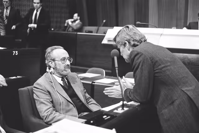 Fotografia 1: Commissioner Edgard PISANI and MEP Pieter DANKERT during a session in Strasbourg.