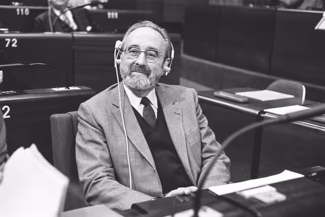 Fotografia 3: Commissioner Edgard PISANI during a session in Strasbourg.