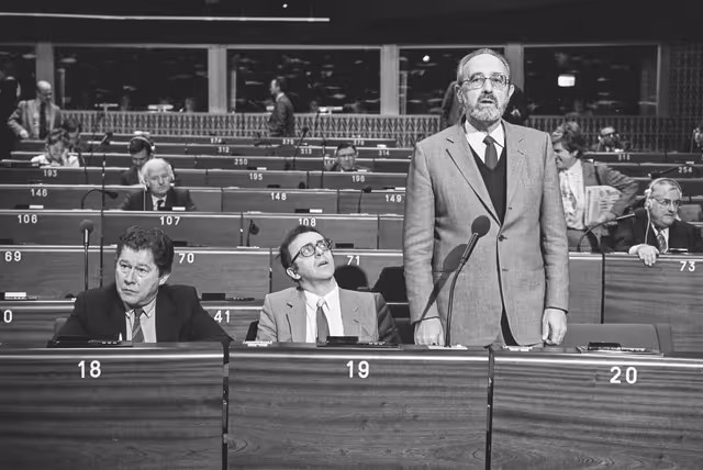 Fotografia 5: Commissioner Edgard PISANI during a session in Strasbourg.