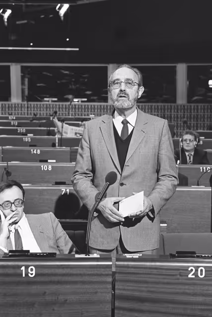 Fotografia 4: Commissioner Edgard PISANI during a session in Strasbourg.